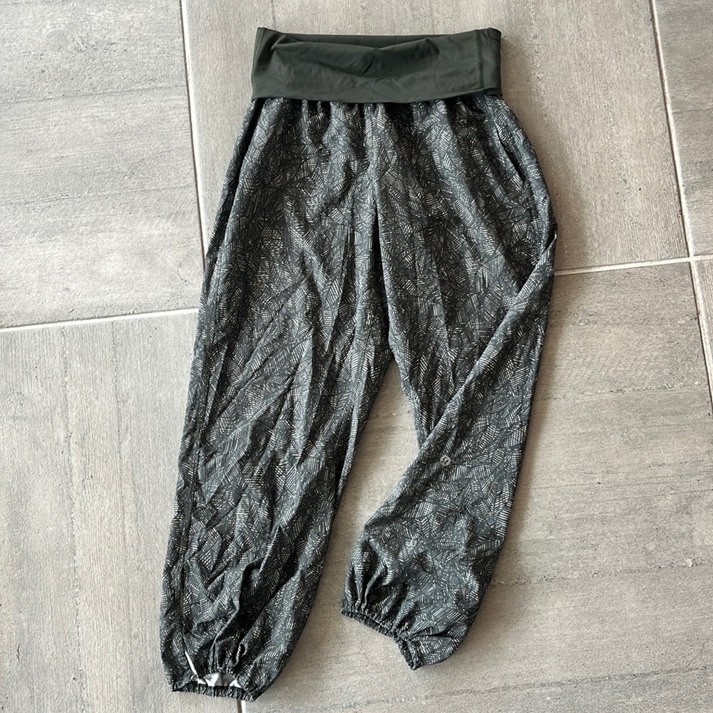 Lululemon Cropped Nylon light weight Yoga Leggings size 4/6